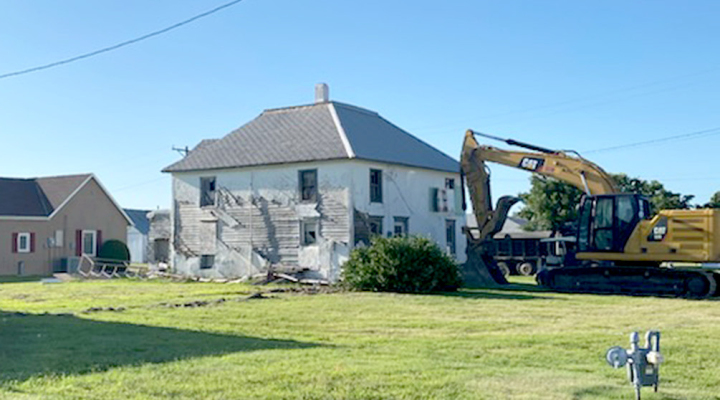Historic building in Damar tumbles