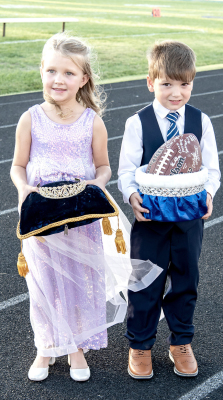 AVERY KUHLMANN AND SULLIVAN LARSON shined as this year’s adorable crownbearers for SHS Homecoming!