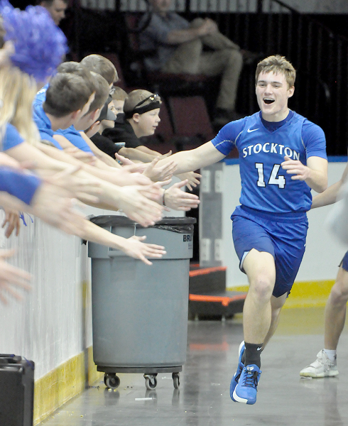 troy slapping hands of fans