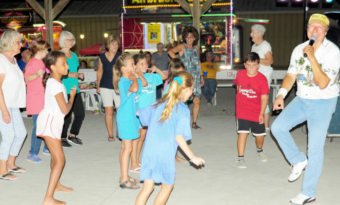 Jimmy Dee entertains at the Fair