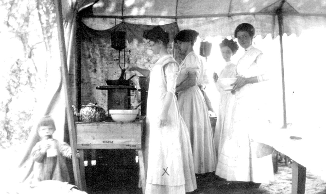 THE CHILD IN THIS 1910 PICTURE