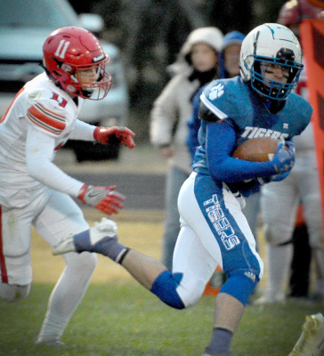 Emerson Lowry catches a pass vs. Hill City