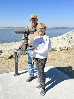 STANDING NEXTTOTHE BINOCULAR SCOPE in memory of Kent Townley are his son, Mike, and his wife, Janese. The scope is at the Goose Flats Campground, a favorite camping spot of the Townley family. Kent loved camping, skiing, and bird watching at Webster Lake, and this addition by the water’s edge is a perfect tribute to him.