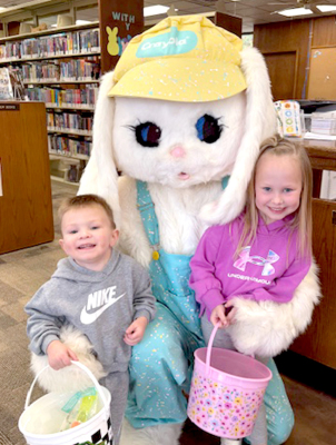Sutter and Jensyn Nyp with Easter Bunny